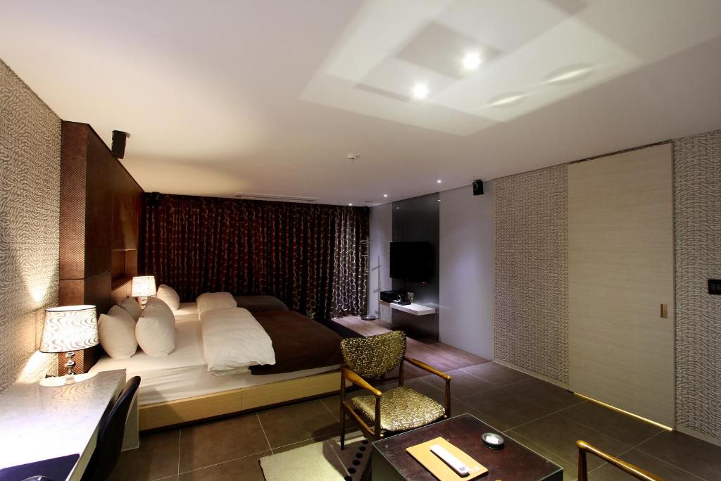 Postel nebo postele na pokoji v ubytování Uijeongbu Latree Hotel