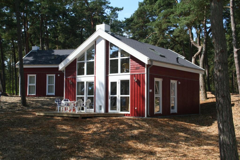 a red and white shed with a white roof at Strandpark Baabe Haus 229 in Baabe