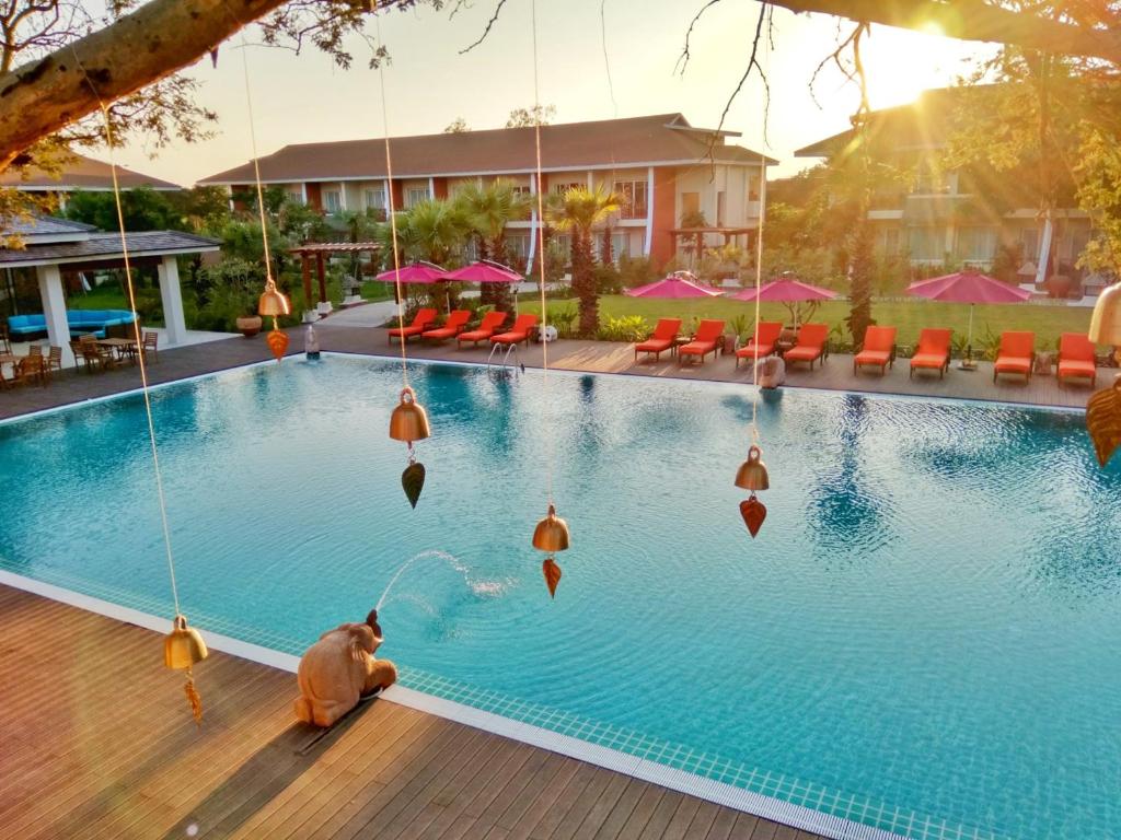 Der Swimmingpool an oder in der Nähe von Amata Garden Resort Bagan