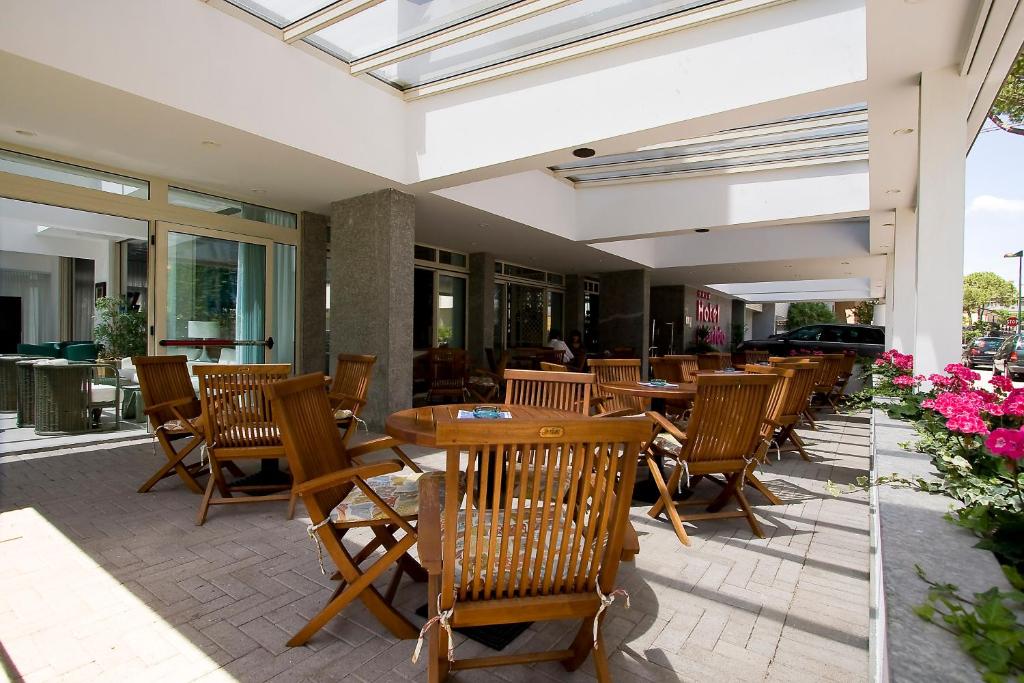 Reštaurácia alebo iné gastronomické zariadenie v ubytovaní Hotel Florida