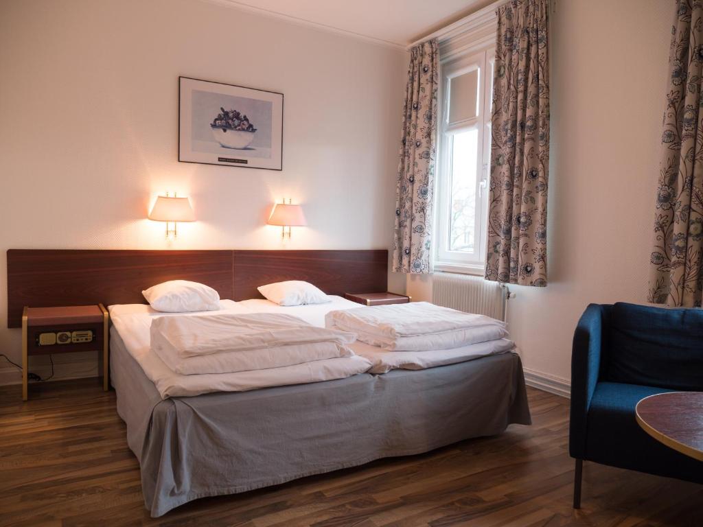 Postel nebo postele na pokoji v ubytování Hotel Åberg Centralhotellet