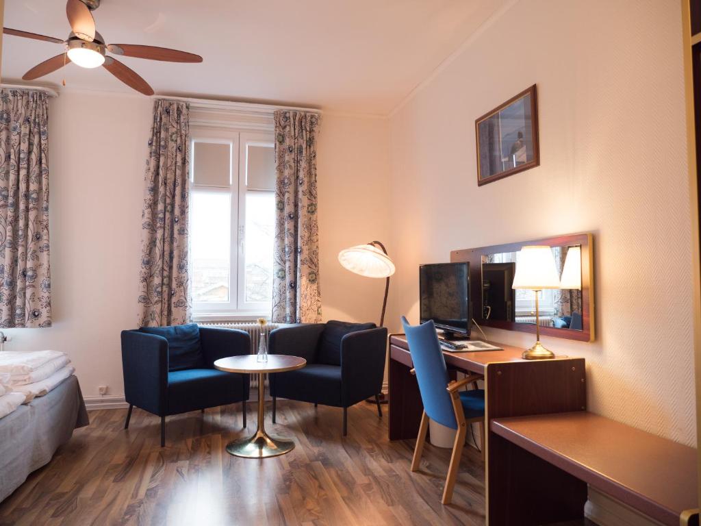 TV a/nebo společenská místnost v ubytování Hotel Åberg Centralhotellet