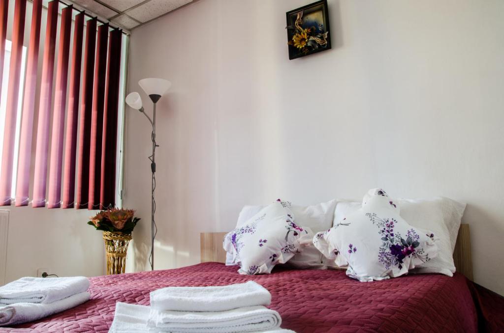 Postel nebo postele na pokoji v ubytování Pensiunea Georgibel