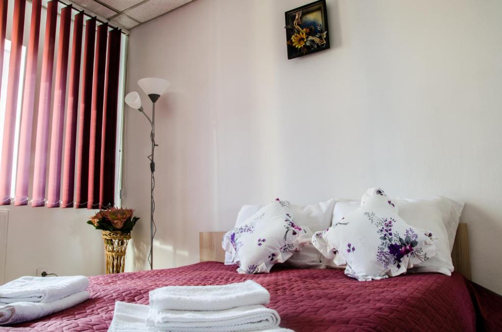 Postel nebo postele na pokoji v ubytování Pensiunea Georgibel