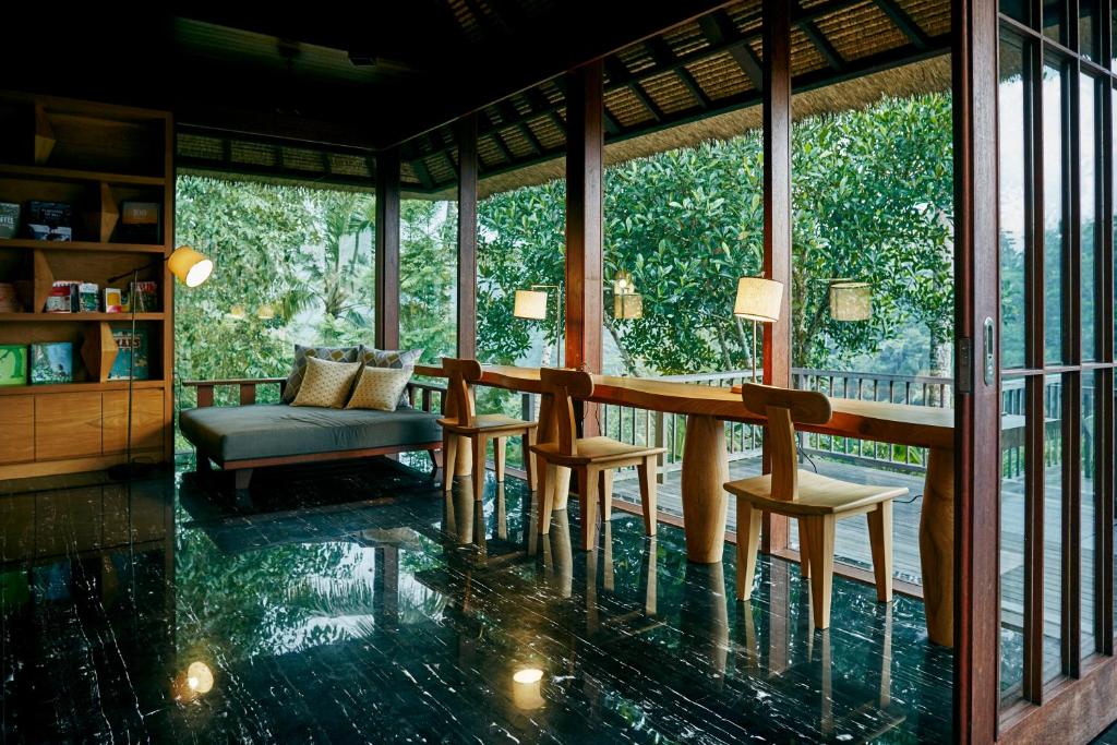 Posezení v ubytování Hoshinoya Bali