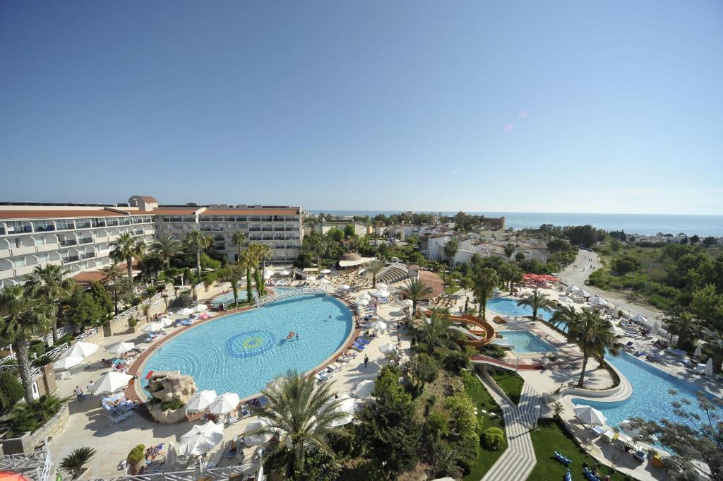 een luchtzicht op een resort met een zwembad bij Seaden Corolla Hotel in Side