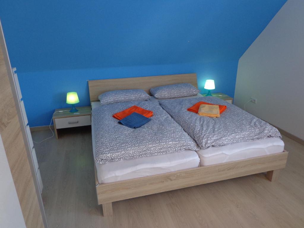een slaapkamer met een bed met 2 kussens erop bij Apartments Nähe Messe Laatzen-Gleidingen - room agency in Hannover