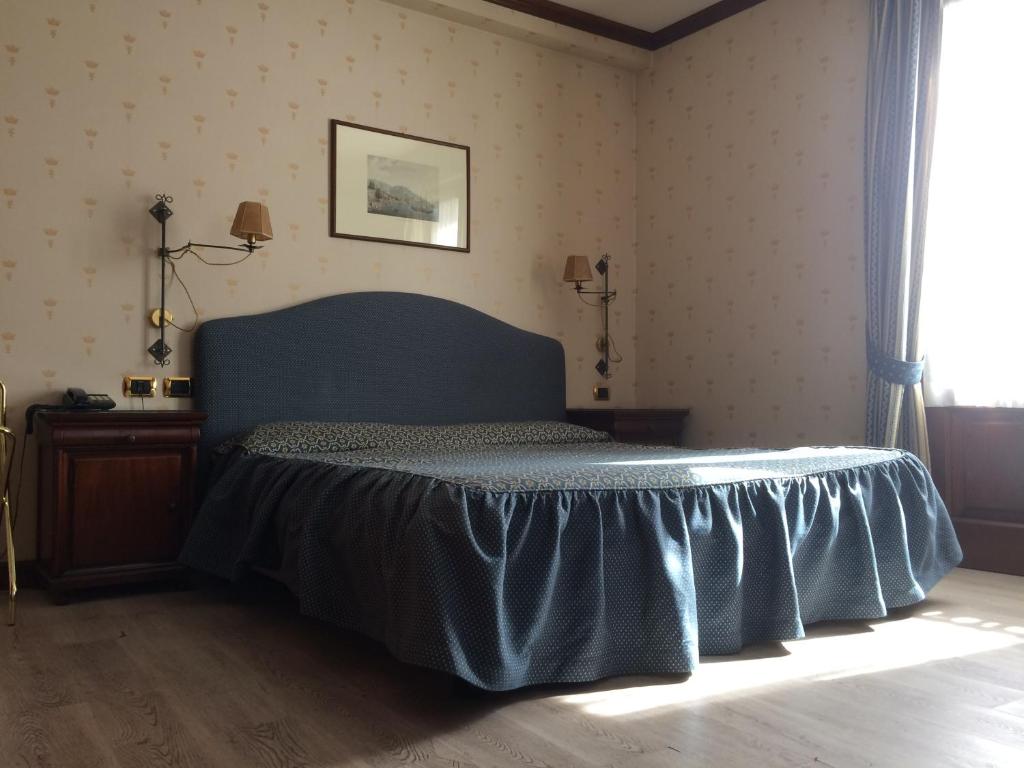 Een bed of bedden in een kamer bij Hotel Du Lac Menaggio