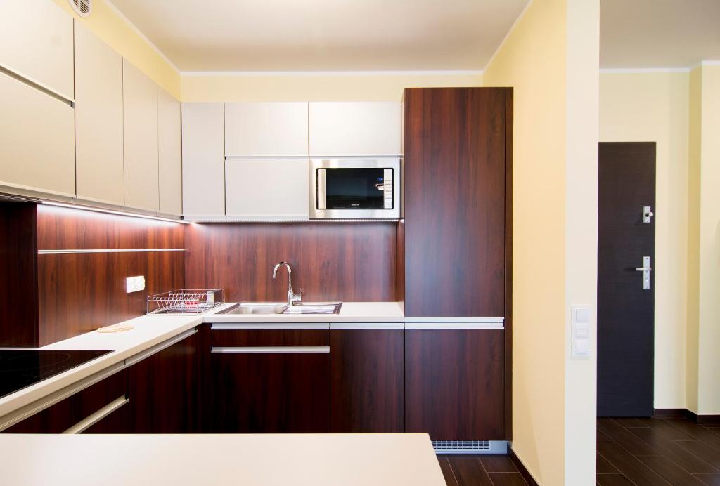 Kuchyňa alebo kuchynka v ubytovaní Apartamenty Sun & Snow Ustroń Przy Rynku