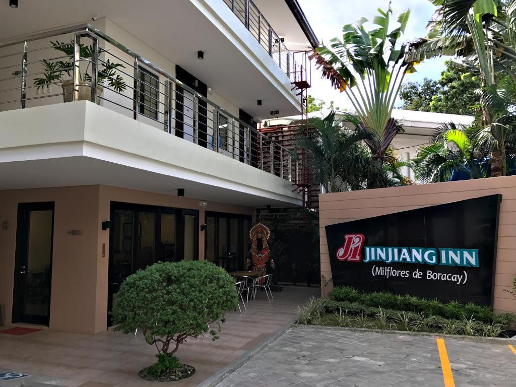 um edifício com um sinal que influencia a estalagem em Jinjiang Inn - Boracay Station 1 em Boracay