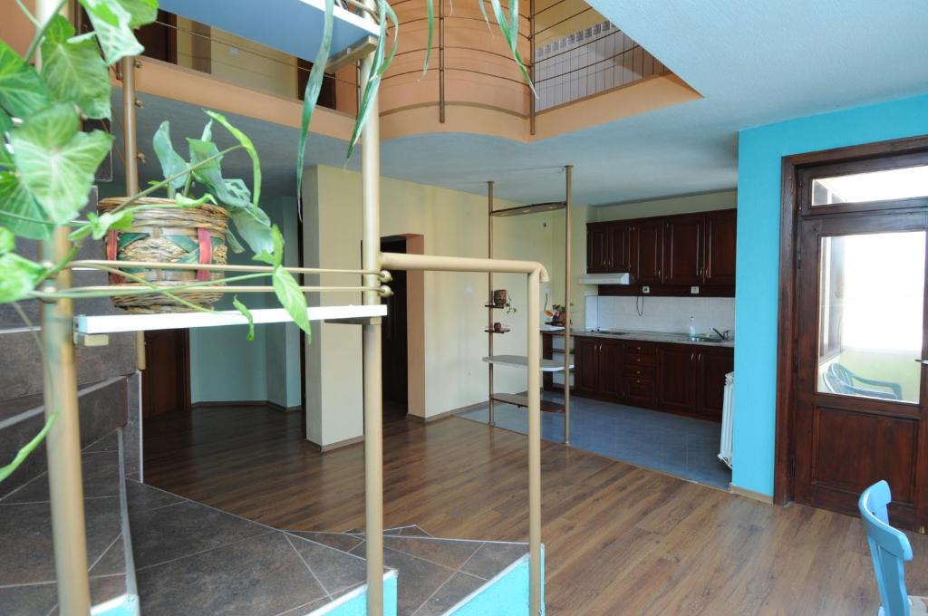 ein Wohnzimmer mit einer Treppe und eine Küche in der Unterkunft Family Hotel Studio in Sandanski