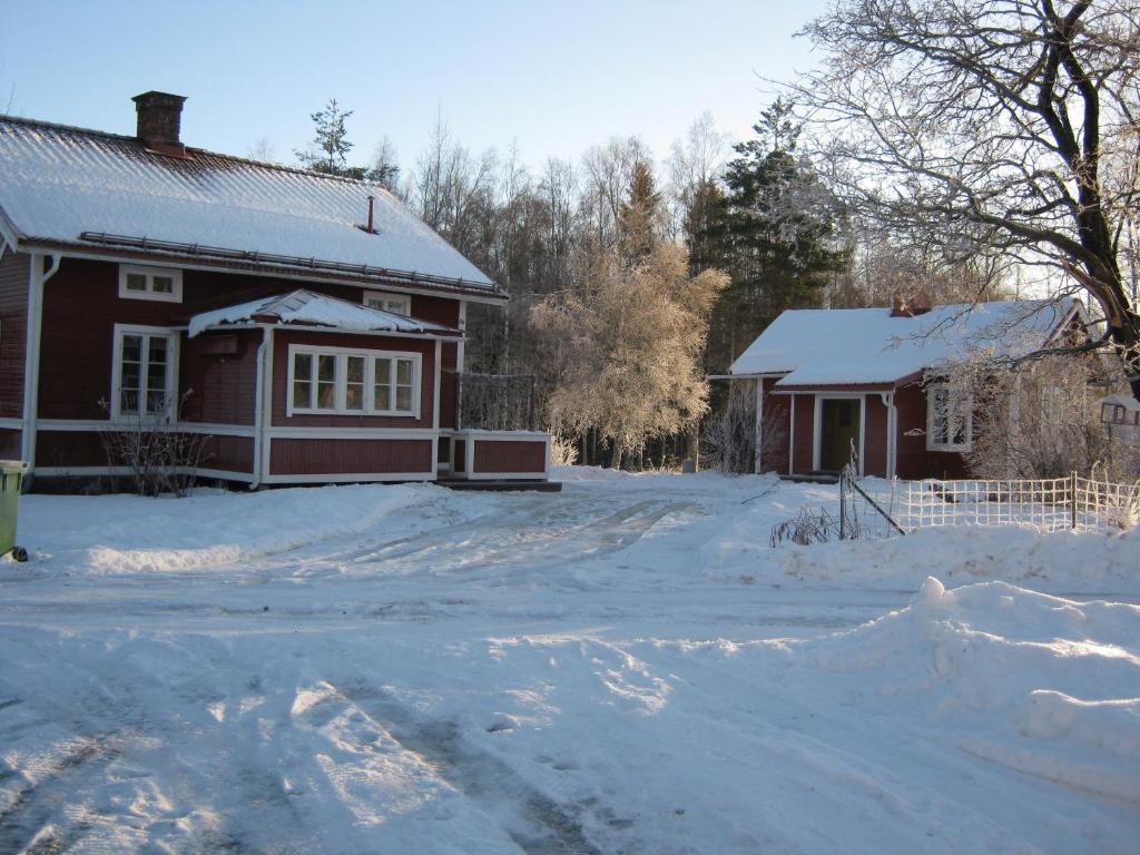 una casa con nieve en el suelo delante de ella en Romme nara Romme Alpin, en Borlänge