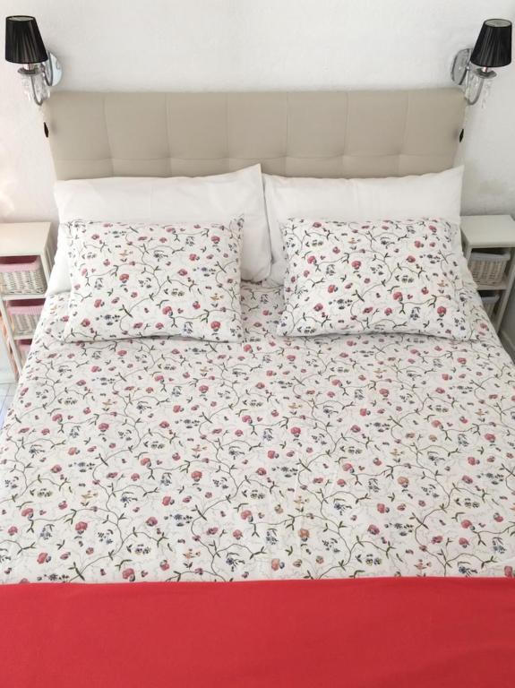 łóżko z dwoma poduszkami na górze w obiekcie Bungalow Aloha Torres w mieście Torremolinos