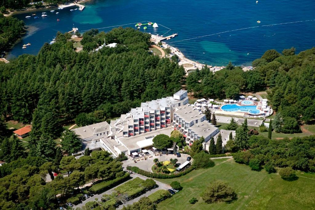 una vista aerea di un resort su una collina vicino all'acqua di Rubin Hotel a Poreč (Parenzo)
