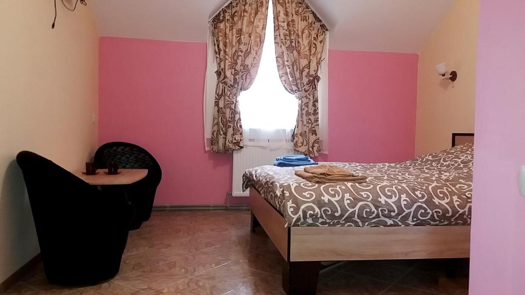 1 dormitorio con cama y ventana en Hotel, en Dnipro