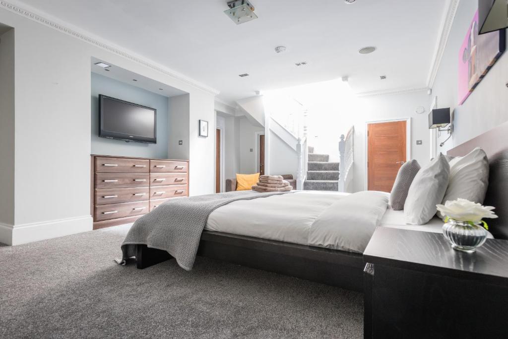 ロンドンにあるSecond Nest Regents Parkのベッドルーム1室(大型ベッド1台、壁掛けテレビ付)