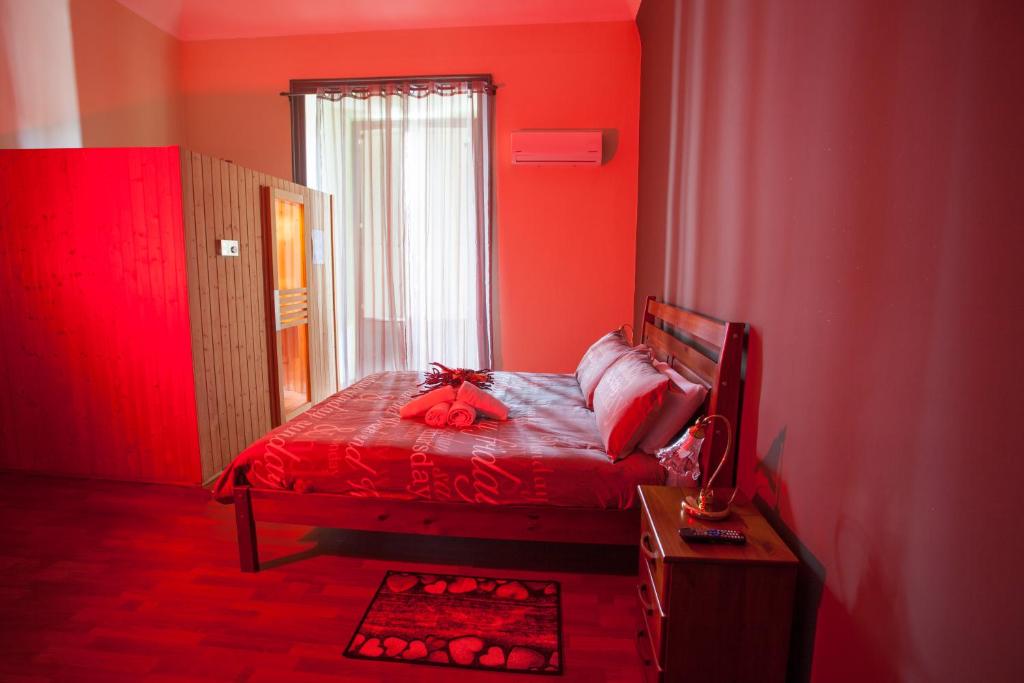 Dormitorio rojo con cama y ventana en SiciliaEtnaMare, en Riposto
