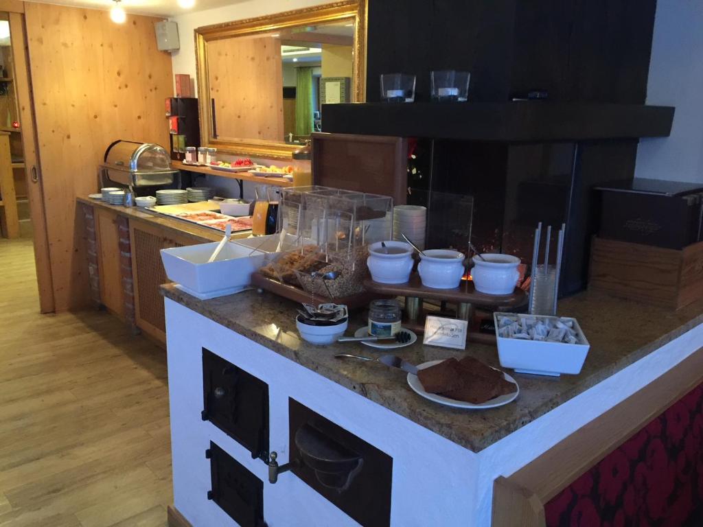 Kuchyň nebo kuchyňský kout v ubytování Hotel Schönberger