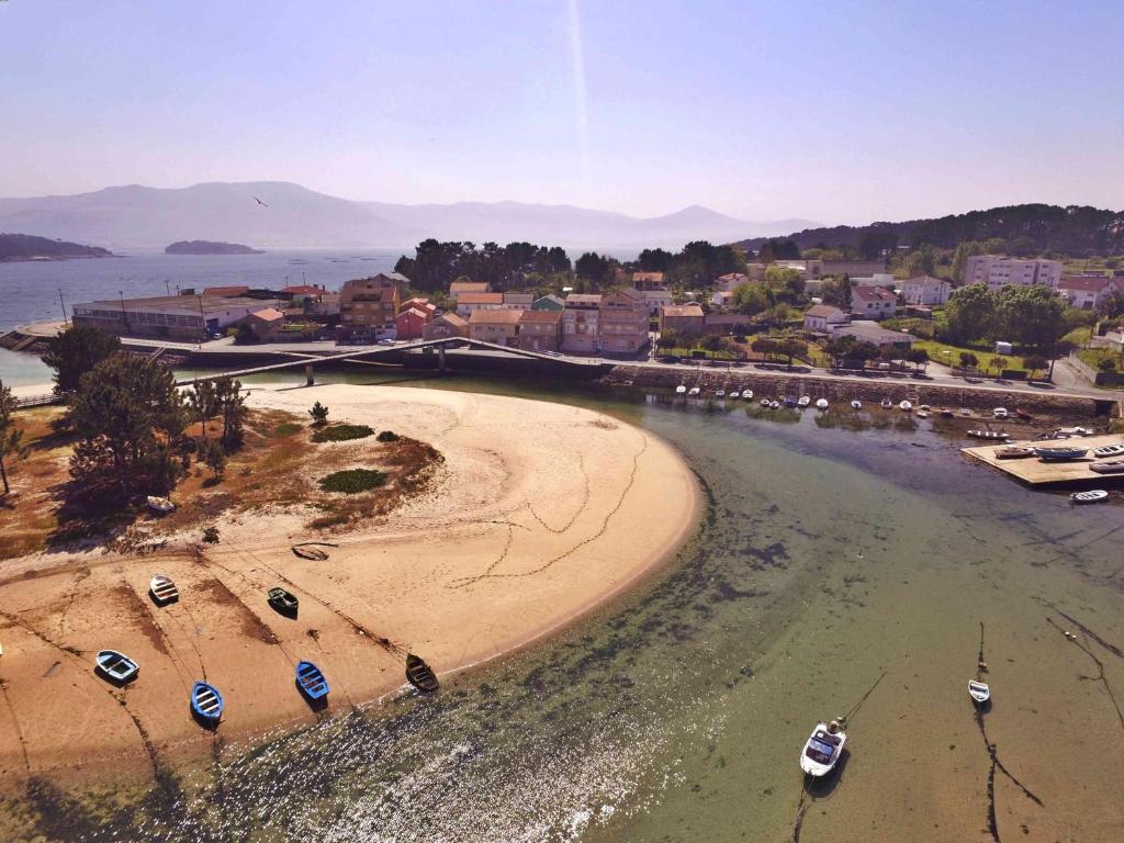 uma vista aérea de uma praia com barcos na água em Casa Playa de Esteiro em Esteiro-Muros