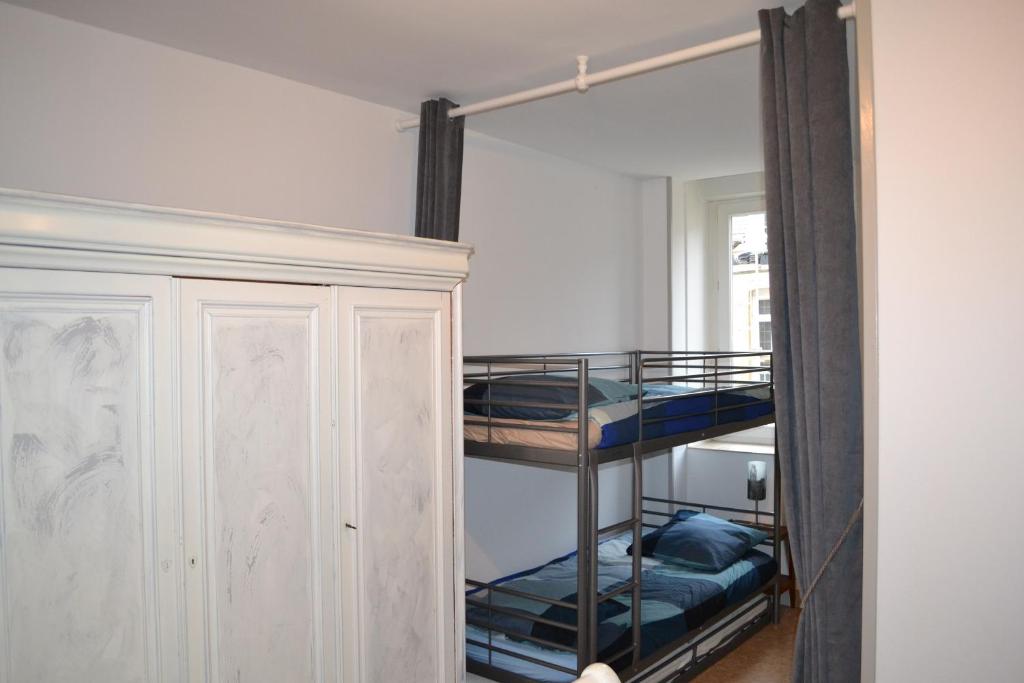塞納河畔沙蒂永的住宿－Gites Rural De La Douix，客房设有两张双层床和橱柜。