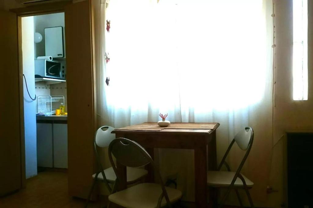 une petite cuisine avec une table et deux chaises dans l'établissement Departamento Fran, à La Plata