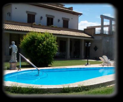 una piscina con una estatua frente a una casa en Luconi Affittacamere, en Iesi