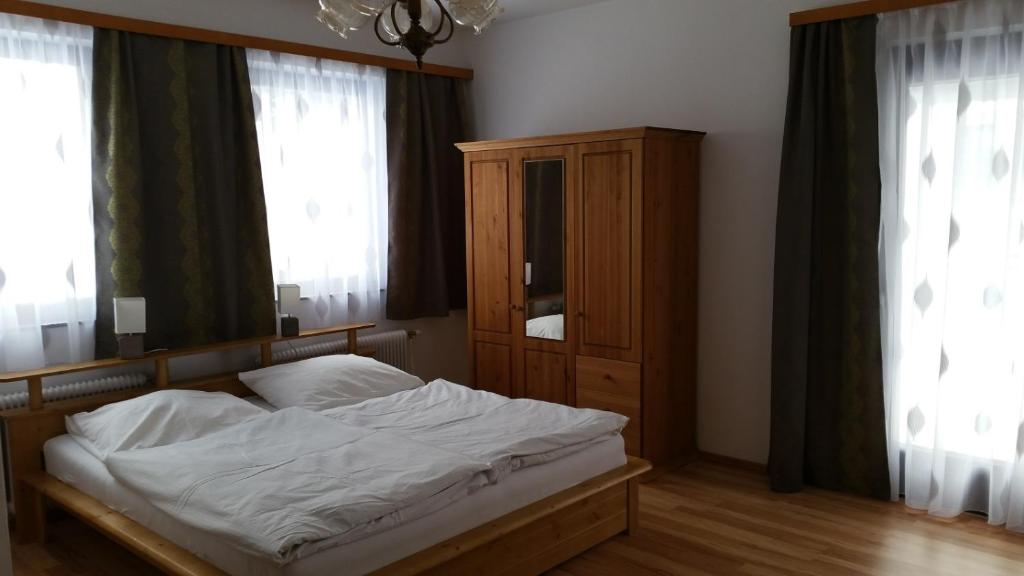 Postel nebo postele na pokoji v ubytování Stanglwirt Frühstückspension