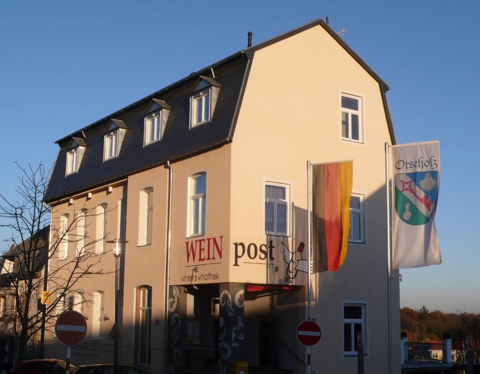 ein Gebäude mit einem Schild an der Seite in der Unterkunft Ferienwohnung Saarlandblick in Mettlach