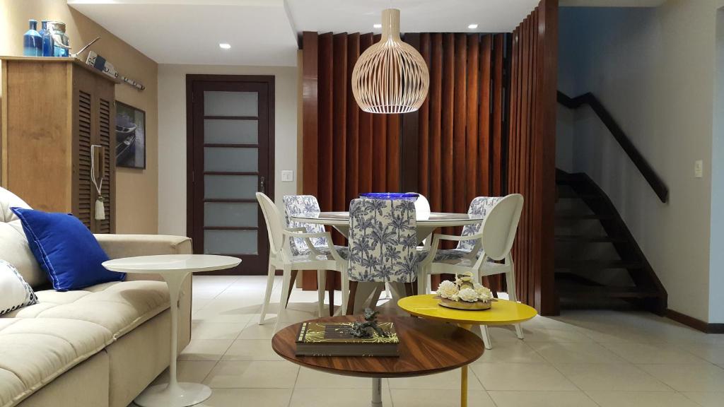 a living room with a table and chairs at Batur 102 - Bali Bahia in Praia do Forte