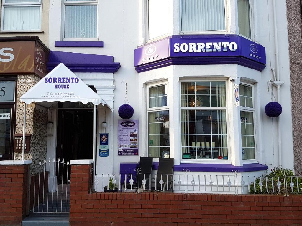 ブラックプールにあるSorrento Houseの建物脇の紫色の看板がある店