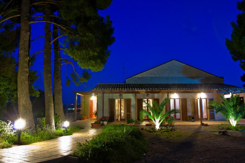 a home at night with lights on at Villa Perenich in Chieti
