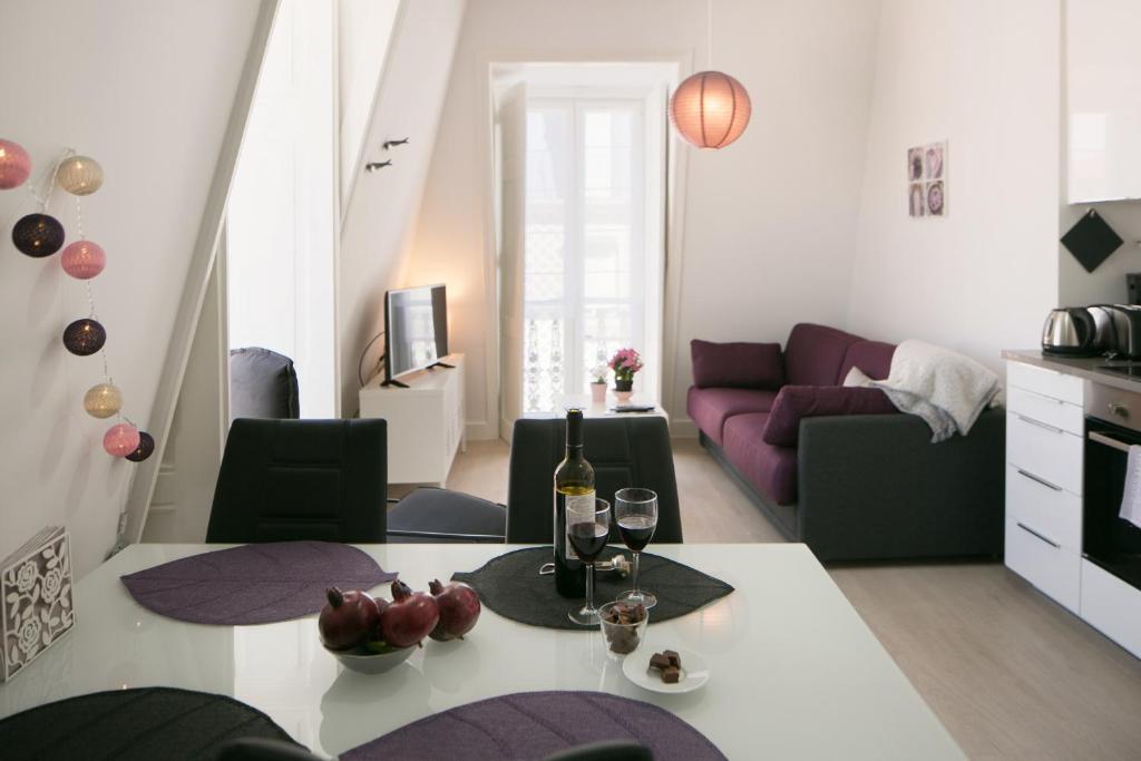 - un salon avec un canapé et une table dans l'établissement Classic and Comfortable Topfloor Apartment 13 by Lisbonne Collection, à Lisbonne