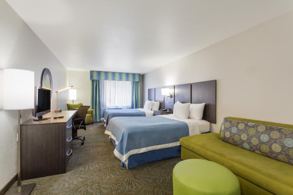 Postel nebo postele na pokoji v ubytování Days Inn & Suites by Wyndham East Flagstaff