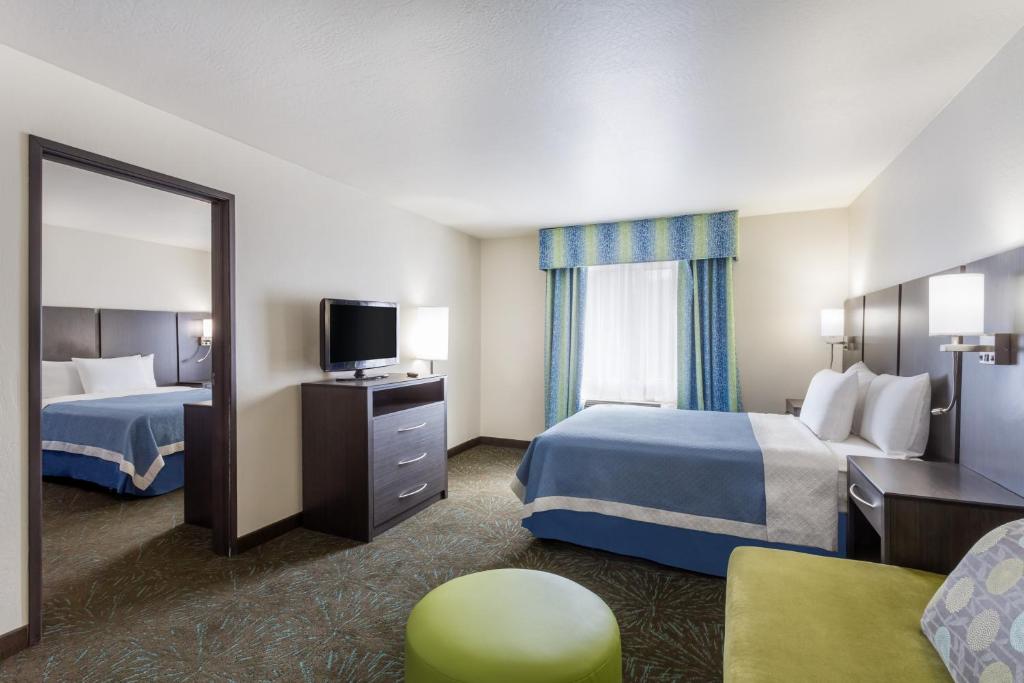 Postel nebo postele na pokoji v ubytování Days Inn & Suites by Wyndham East Flagstaff