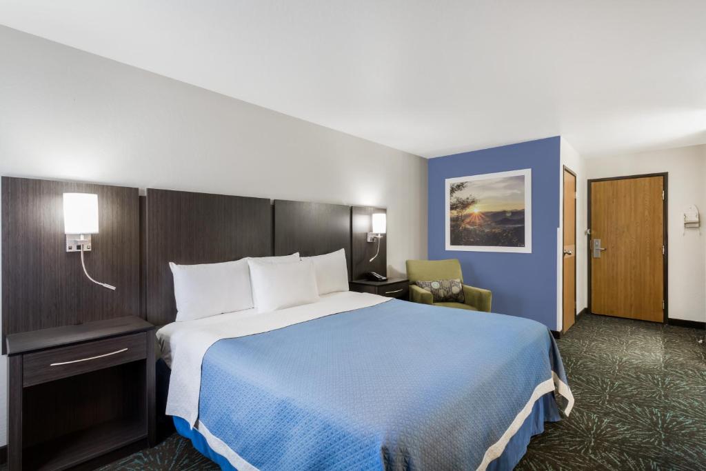 Postel nebo postele na pokoji v ubytování Days Inn & Suites by Wyndham East Flagstaff