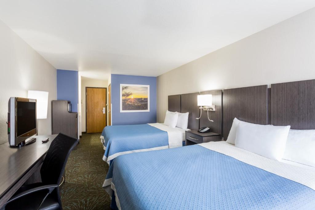 Postel nebo postele na pokoji v ubytování Days Inn & Suites by Wyndham East Flagstaff