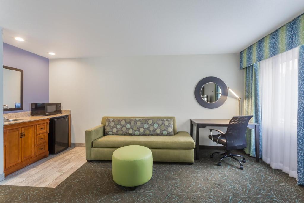 Posezení v ubytování Days Inn & Suites by Wyndham East Flagstaff