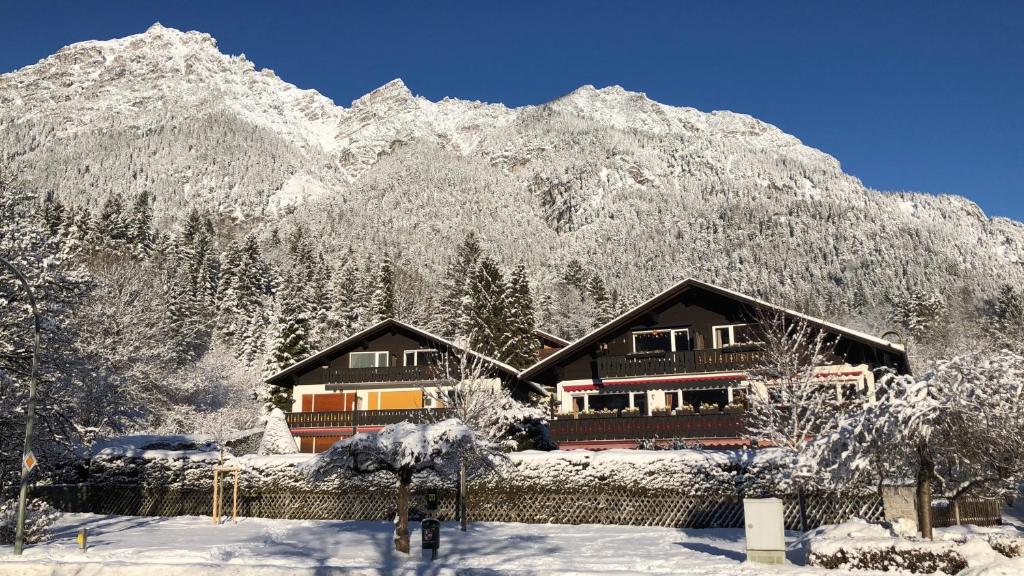 domek narciarski w górach w śniegu w obiekcie Studio Loisachtal w Garmisch Partenkirchen