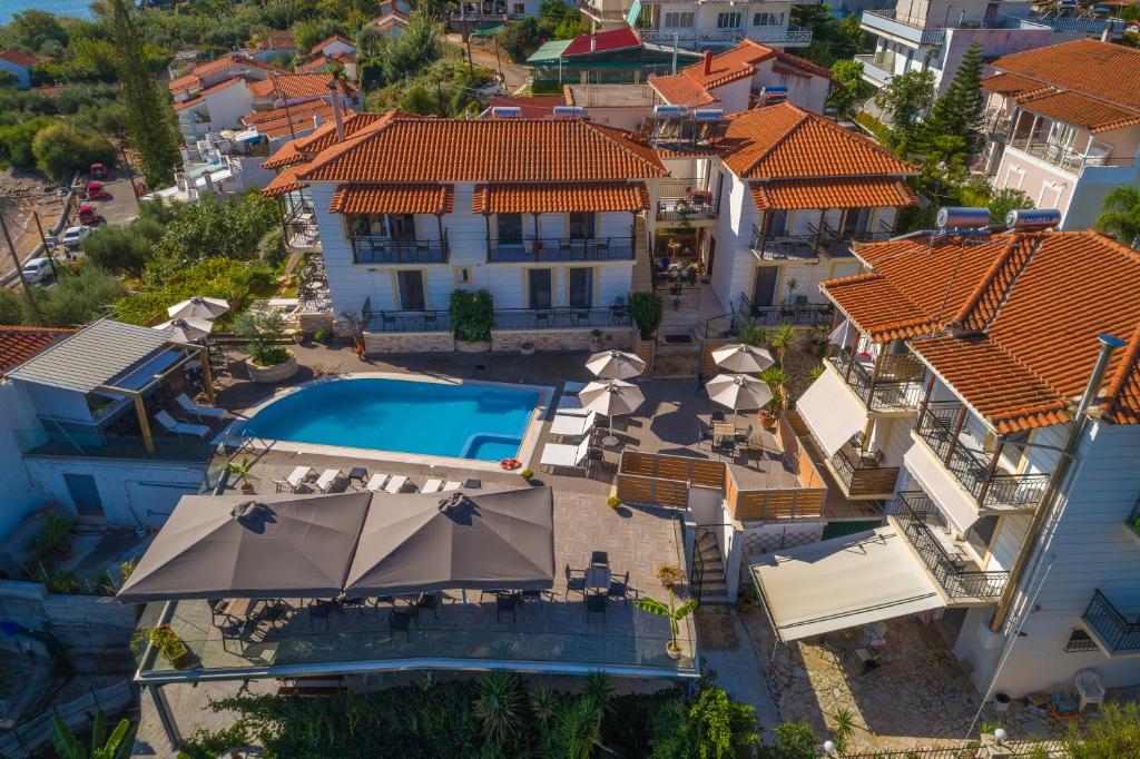 una vista aérea de una casa con piscina en Panorama Apartments, en Chrani