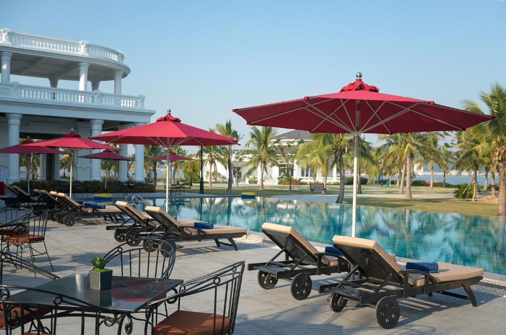 Bazén v ubytování Paradise Suites Hotel nebo v jeho okolí