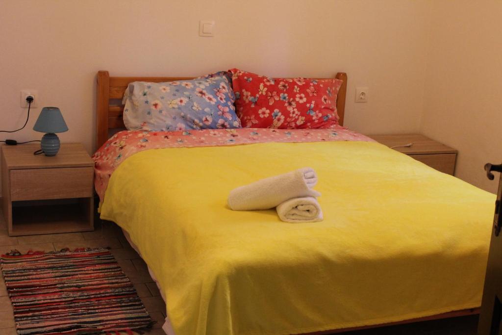 Postel nebo postele na pokoji v ubytování Aaron Apartments
