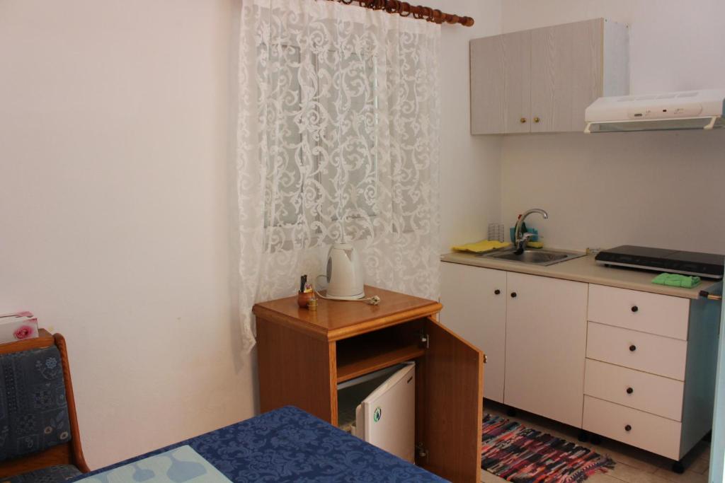 Kuchyň nebo kuchyňský kout v ubytování Aaron Apartments