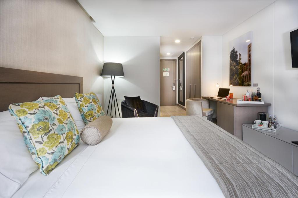 Postel nebo postele na pokoji v ubytování Hotel 100 Luxury Suites by Preferred
