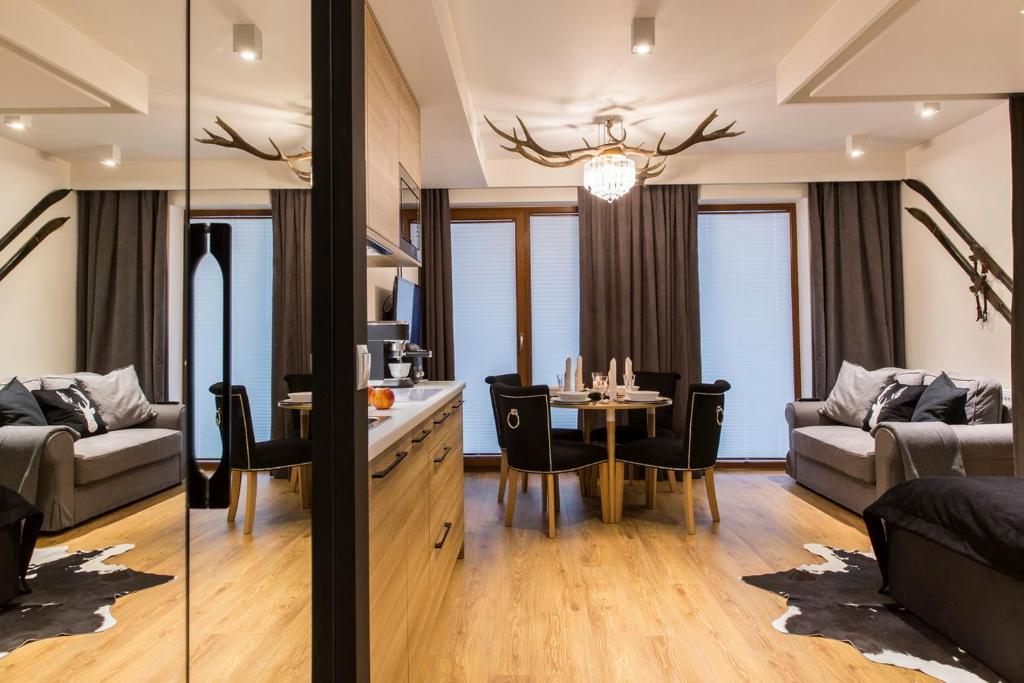 Posedenie v ubytovaní Apartament Czarny Staw