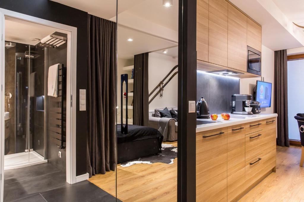 Kuchyňa alebo kuchynka v ubytovaní Apartament Czarny Staw