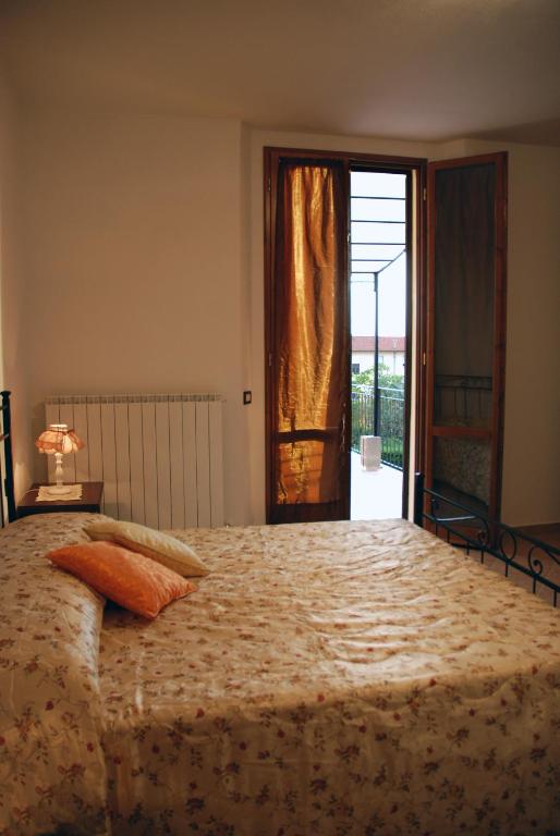 una camera con un grande letto con una porta aperta di Affittacamere La Sosta a Pian di Scò