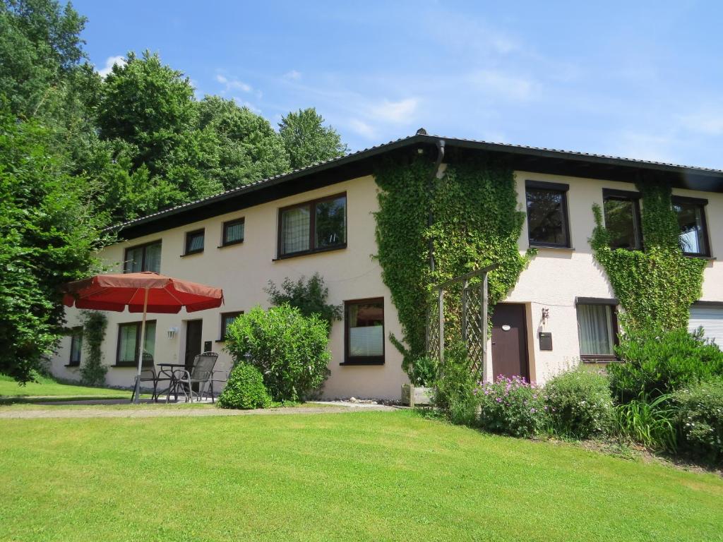 una casa con un cortile verde davanti di Ferienhaus Ziegler a Isny im Allgäu