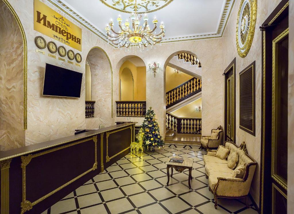 モスクワにあるホテル エンパイアのクリスマスツリーとシャンデリアのあるロビー