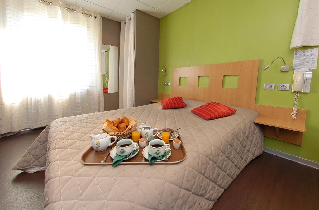 Postel nebo postele na pokoji v ubytování Logis Hotel Restaurant des Gorges du Tarn
