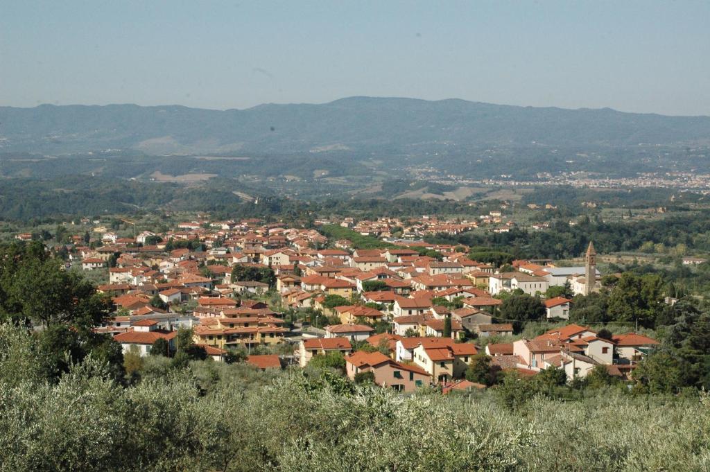 una città con case e montagne sullo sfondo di Affittacamere La Sosta a Pian di Scò